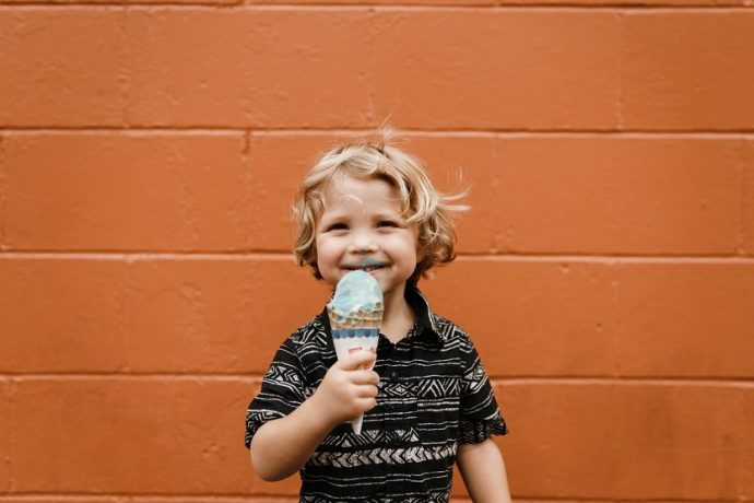 Niño con helado