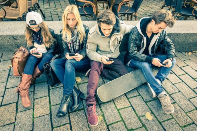 adolescentes con móviles