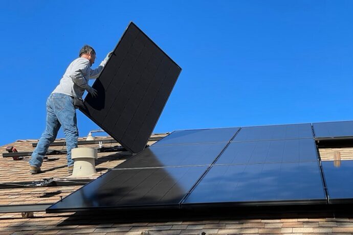 Instalacion de placas solares en un tejado (Bill Mead Unsplash)