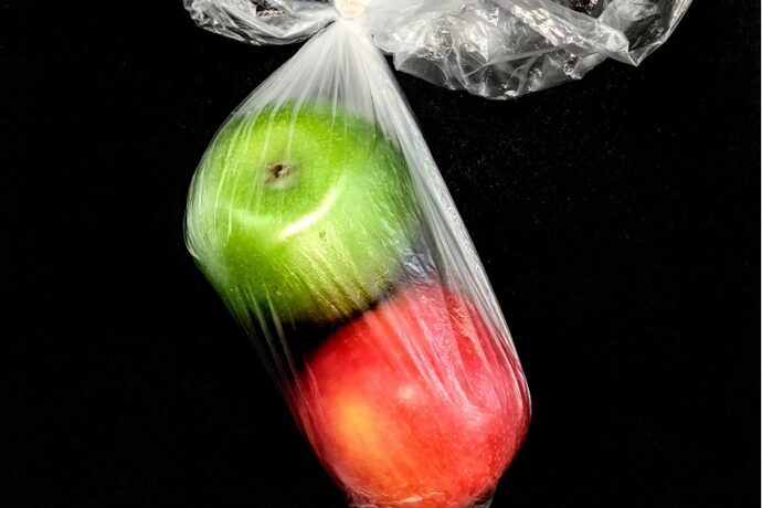 Bolsa de plástico reciclable con manzanas