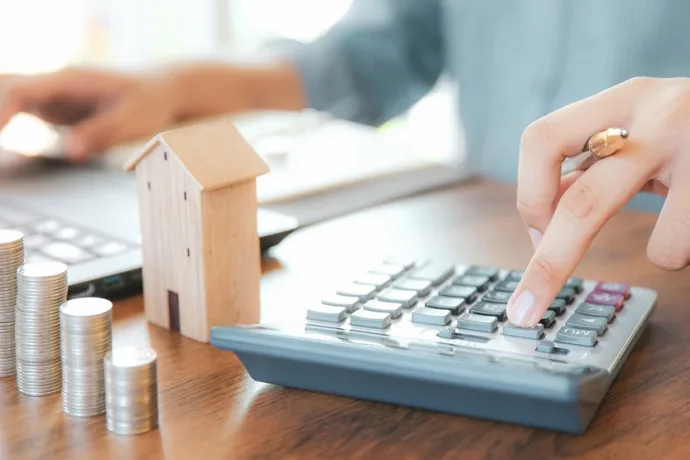 Hombre con calculadora y dinero