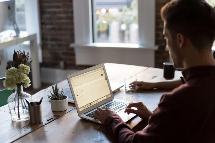 Hombre ordenador inversiones alternativas (Bench Accounting)